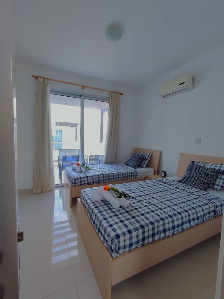 Двокреветна соба со 2 единечни кревета и пристап до тераса 

Двокреветна соба со два единечни кревета и пристап до терасата