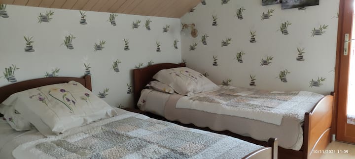 ห้องนอนพร้อมเตียง 0.90 สองเตียงที่มองเห็นระเบียง