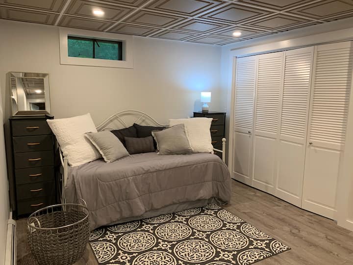 هذه منطقة جلوس/نوم في الطابق السفلي المبني (مع تلفزيون).  تقع مجموعة الدراجة النهارية هذه حاليًا في الطابق العلوي كفراش إضافي...مع فوتون جديد في مكانه (الصورة قادمة) 