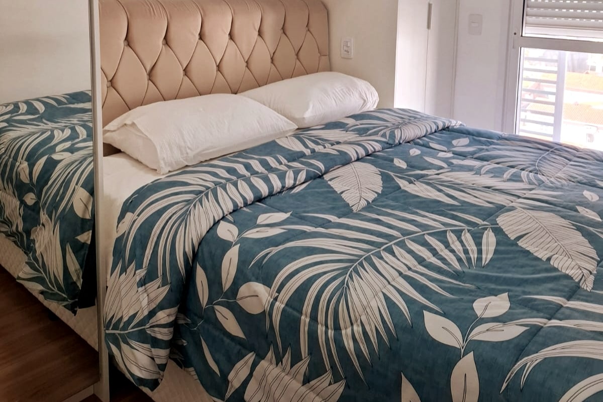 Suite met queensize bed, katoenen beddengoed, dekens en dekbed beschikbaar.