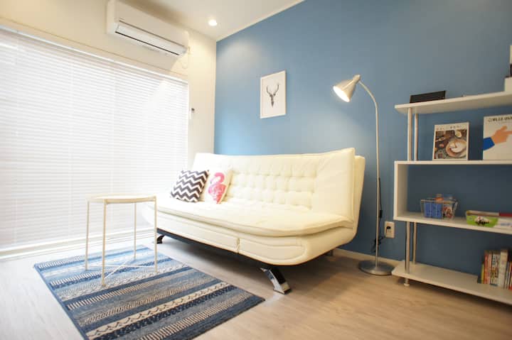 Dhoma e ndenjjes Ka një madhësi gjysmë të dyfishtë me një krevat divan relaksues.