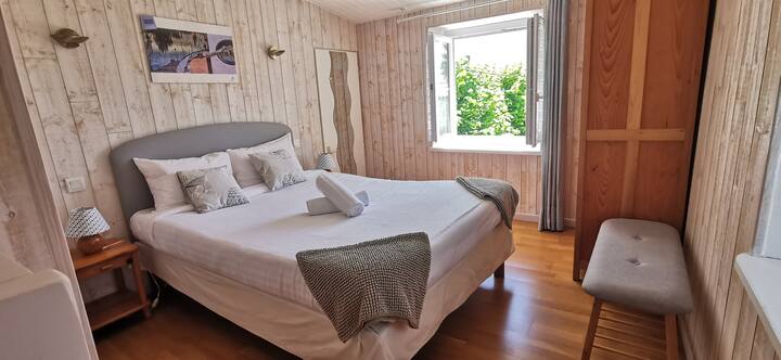 Спалня на горния етаж, легло 140 см