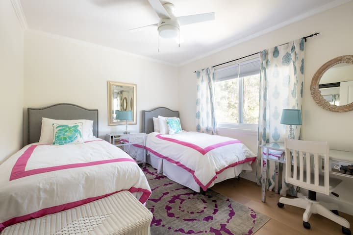 5号客房配有两张单人床和书桌。