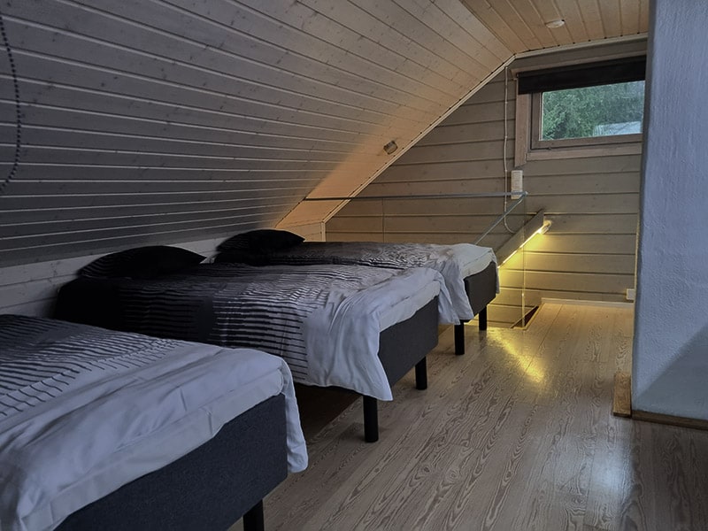 Casa de campo en la habitación de arriba donde hay 6 camas en la misma habitación/espacio.