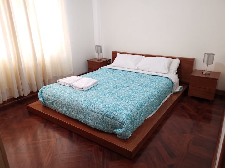Chambre principale. Lit queen size.