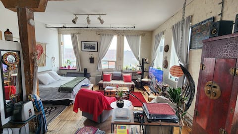 Successful Airbnb property: Large & Bright Authentic Loft in Spadina—Fort York