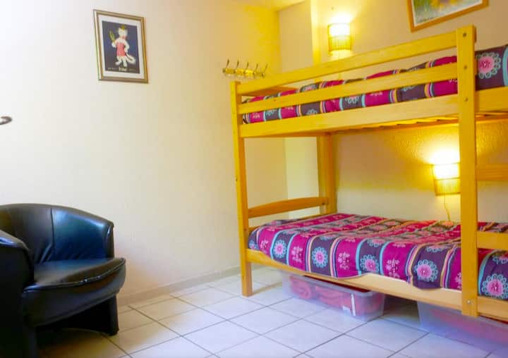 Спална соба 3 : 2 кревета од 90/190 см. Може да го додадете детското креветче со решетки.