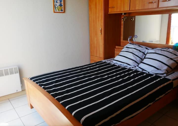 Спална соба 2 : 1 кревет од 140/190 см. Се гледа дел од лагуната на вратата од прозорецот, а вистеријата за пергола е точно пред вас.