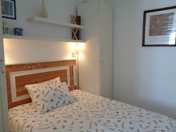 Spálňa 1: Pohľad na časť dvojlôžkovej izby.  Posteľ 1,40 x 2,00