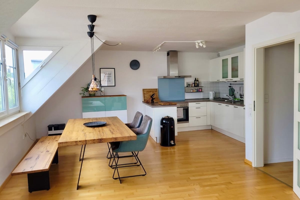 An apartment flooded with light in the very center of Cologne.
