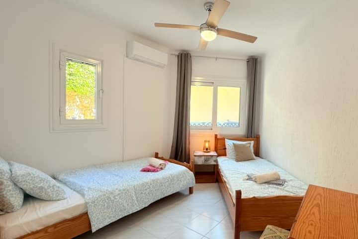 Kuelea kwa utulivu. Chumba hiki tulivu, chenye starehe, chenye single 2 (ukubwa wa sentimita 90 x 200) ni patakatifu pako baada ya siku moja kwenye jua.