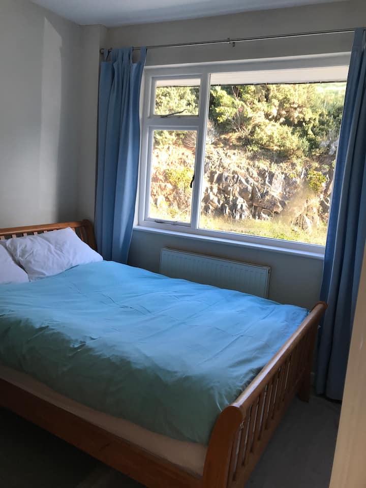 Dhomë gjumi e vogël në katin e poshtëm