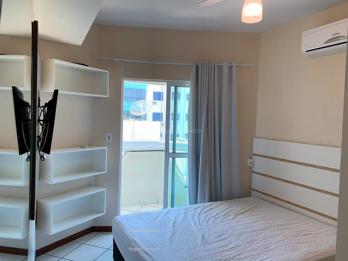SUÍTE
CAMA BOX CASAL
AR CONDICIONADO  SPLIT
TV
ACESSO À SACADA, VISTA PARA  O MAR