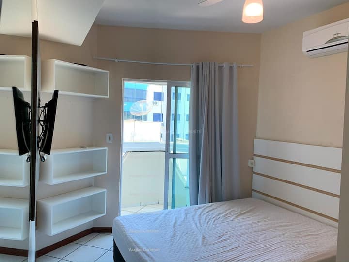 SUÍTE
CAMA BOX CASAL
AR CONDICIONADO  SPLIT
TV
ACESSO À SACADA, VISTA PARA  O MAR