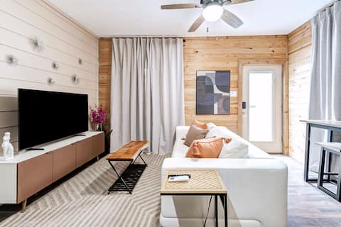 Top performing Airbnb: Houston Retreat, 17 min Downtown in Eastex Jensen Area