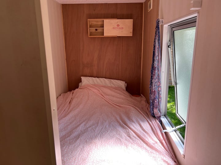 spálňa 3- 1 osoba menšia manželská posteľ