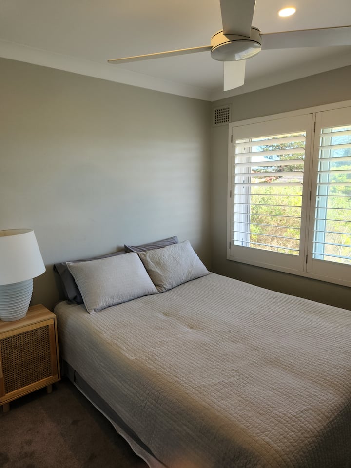 Втора (втора) спална соба, брачен кревет (широк 150-179 см), тавански вентилатор, вграден гардеробер и поглед.