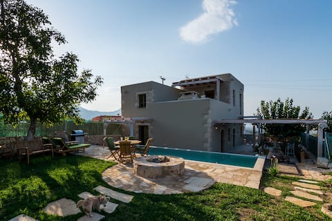 Traditional Villa w/Private Pool, 5km to the Beach