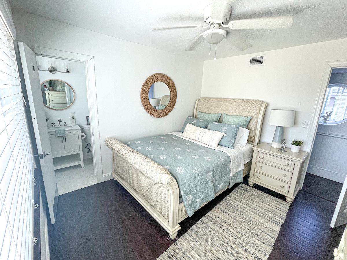 Спална соба на долниот кат со брачен кревет и апартман.