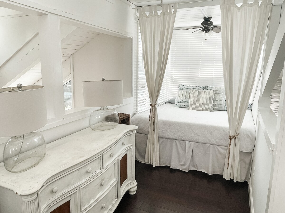 Кревет на поткровје со брачен кревет со поглед на океанот!