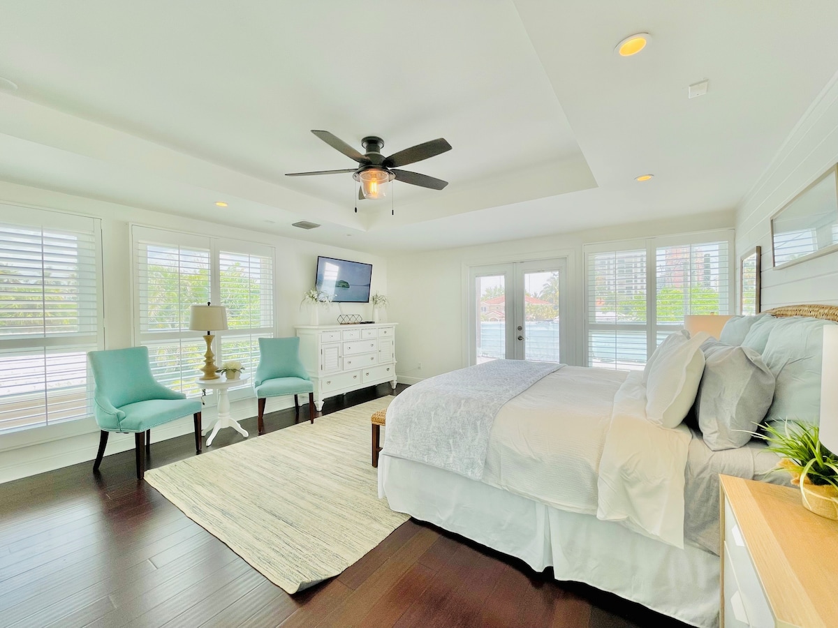 Главната спална соба на горниот кат со сопствена главна бања.