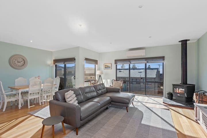 Cowrie a 3-bedroom unit in the heart of Apollo Bay