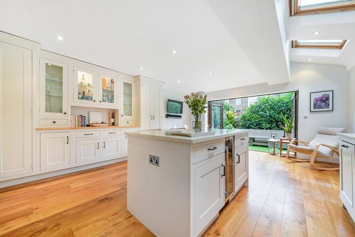 Beautiful 3 bedroom Victorian House in Clapham gallery image 5