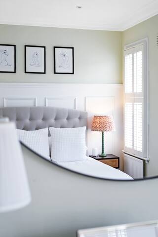 Beautiful 3 bedroom Victorian House in Clapham gallery image 2