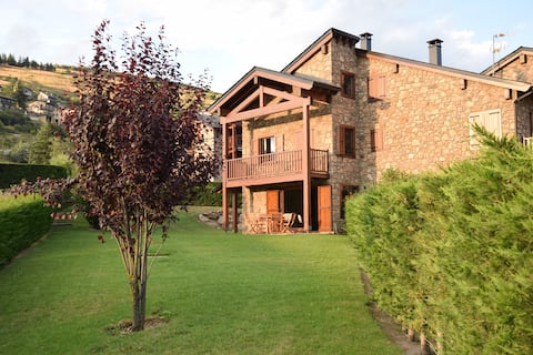 26 House with fantastic garden with views and pool