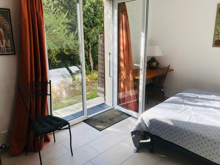 Ბაღის ხედი ოთახიდან