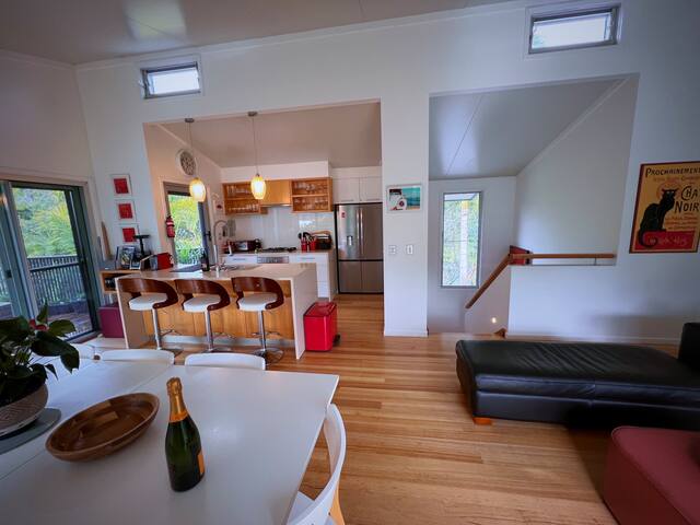 THE OASIS – Luxury Across The Road From The Beach gallery image 4