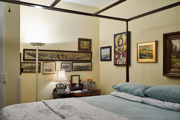 Cama de dosel tamaño queen en la planta baja. 
