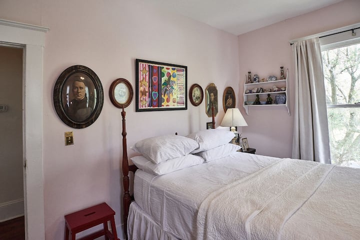 Dormitorio de residencia en la planta superior con cama de tamaño completo.