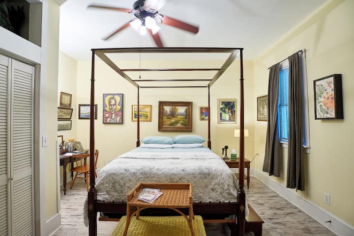 Cama de dosel tamaño queen en la planta baja. 
