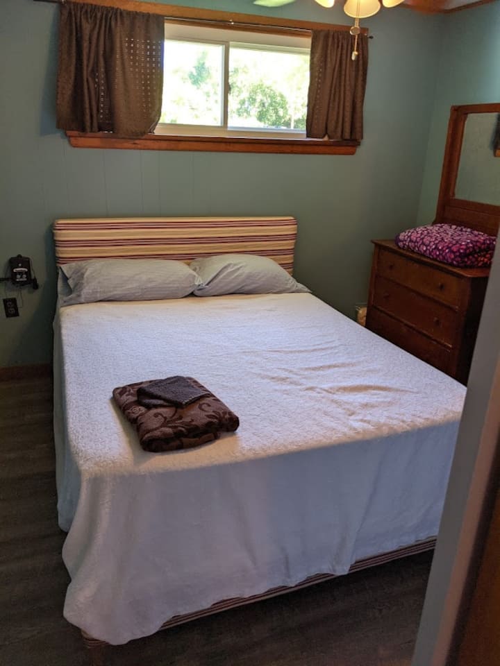 Dormitorio 2: cama completa, vestidor, armario y armario de juegos en esta habitación.