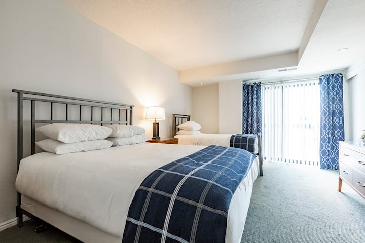 ห้องนอนที่ 2: เตียงควีนไซส์ 1 หลังเตียงเดี่ยว 2 หลัง (Trundle)