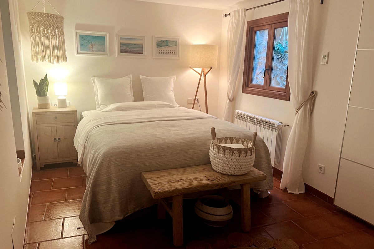 Acogedor dormitorio interior con ventana al atrio