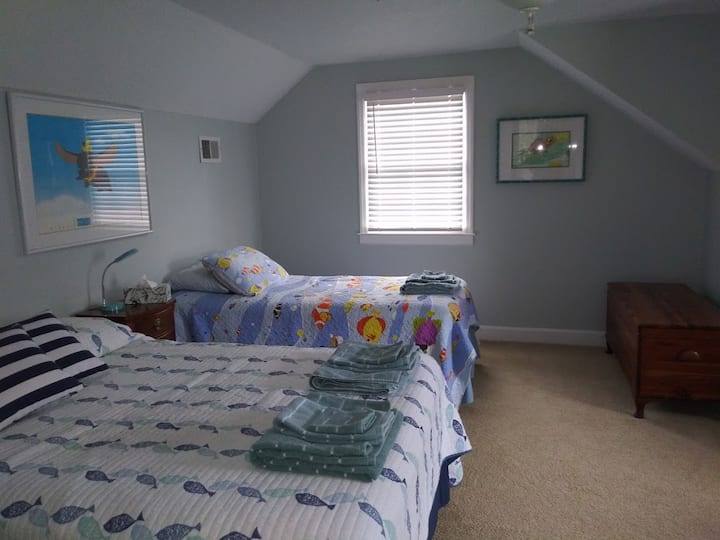 Spálňa s 2 poschodiami; posteľ v plnej veľkosti a jednolôžko. 