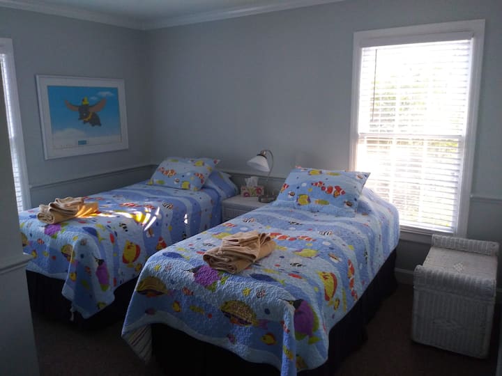 Spálňa na 1. poschodí s dvoma oddelenými posteľami