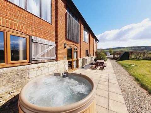 Idyllic barn retreat for 8 close to Bulbarrow Hill