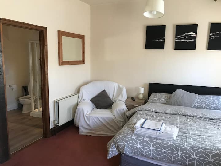 Tudor Barn King room, Ensuite Shower incl B/fast Houses for Rent in