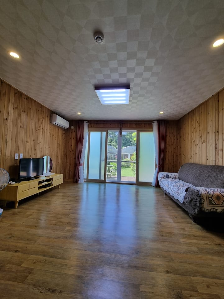 غرفة معيشة فسيحة