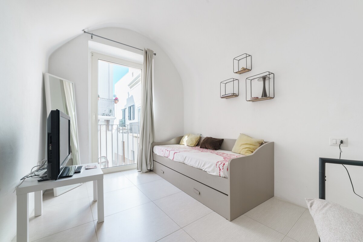 Popular Airbnb listing: Gallipoli Area Three-Room Apartment - Pzza San Giorgio Matino in Matino
