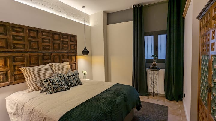 Habitación principal. Cortinones de terciopelo para ocultar la luz