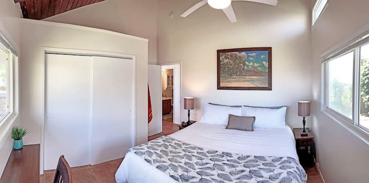 ห้องนอนด้านหน้ามีเตียงขนาดคิงไซส์และเสียงคลื่นทะเลเพื่อกล่อมให้คุณนอนหลับ