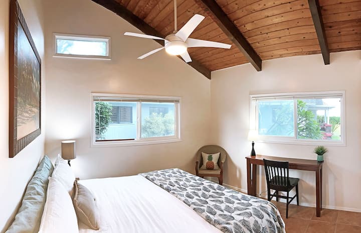 ห้องนอนด้านหน้ามีเพดานสูงวิวทะเลและโต๊ะทำงานน่ารักๆสำหรับการทำงานบันทึกหรือสื่อสารกับเพื่อนและครอบครัว