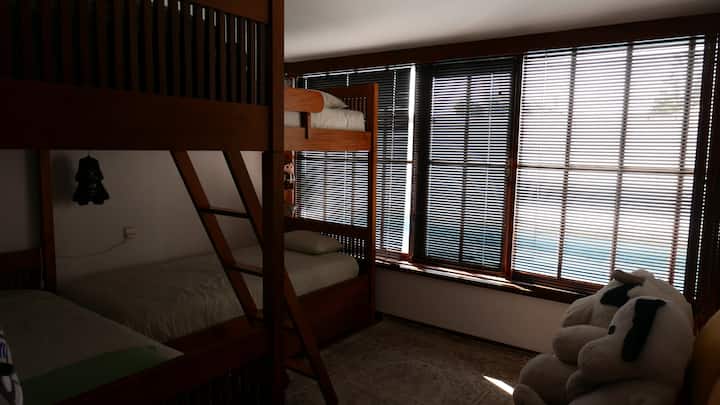 SCHLAFZIMMER 3, VOM EINGANG AUS GESEHEN