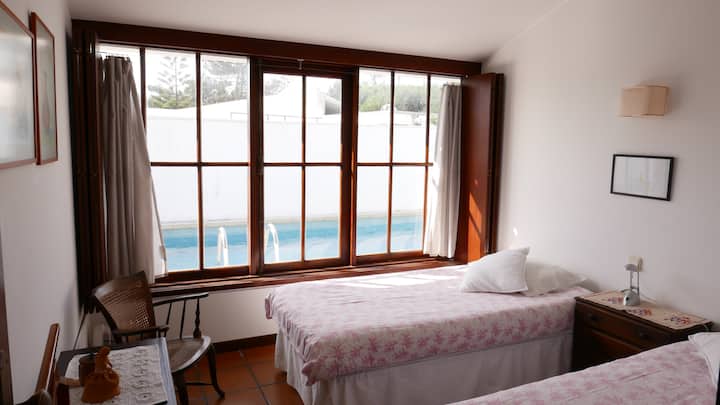 SCHLAFZIMMER 4, VOM EINGANG AUS GESEHEN