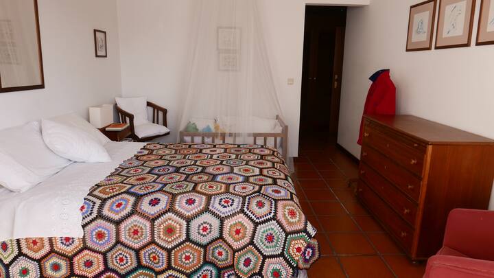 SCHLAFZIMMER 1, BLICK AUS DEM FENSTER