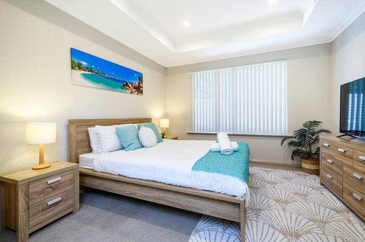 Close to beach& amenities. Long Stay Discount avai gallery image 3